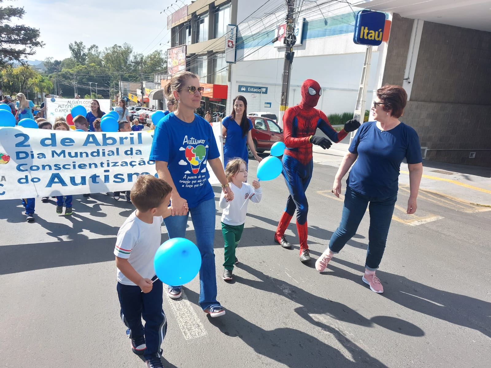 circo-social-participou-da-caminhada-azul-em-mafra-1