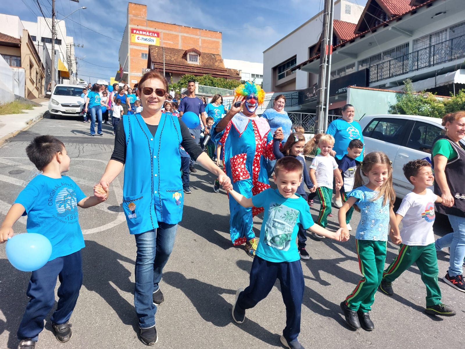 circo-social-participou-da-caminhada-azul-em-mafra-2