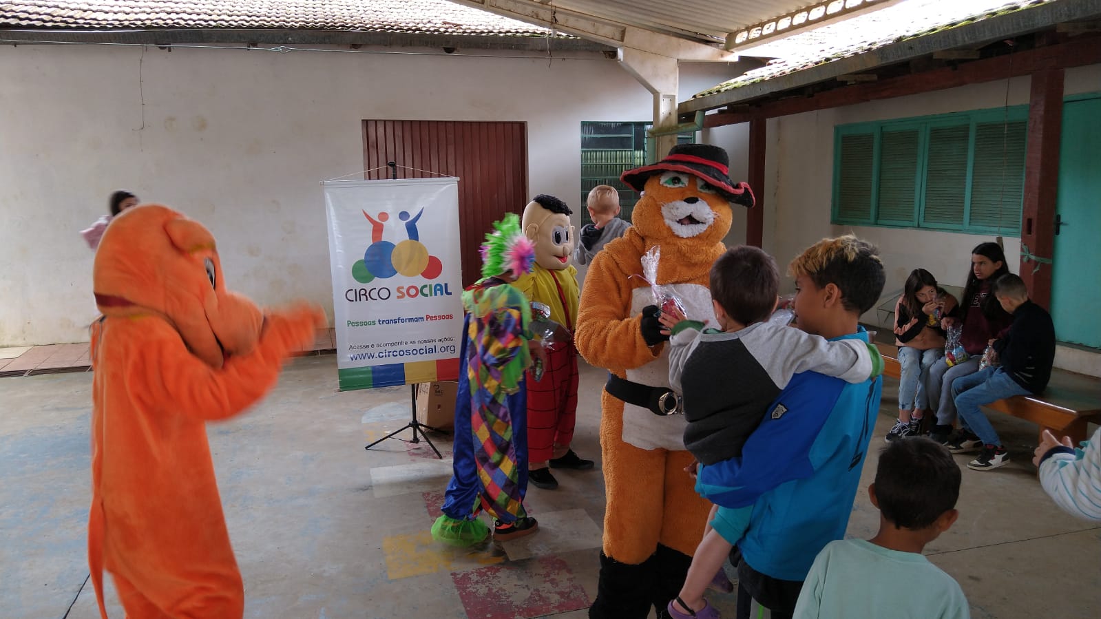 circo-social-entregou-mais-de-2-mil-kits-com-doces-na-semana-das-criancas-6