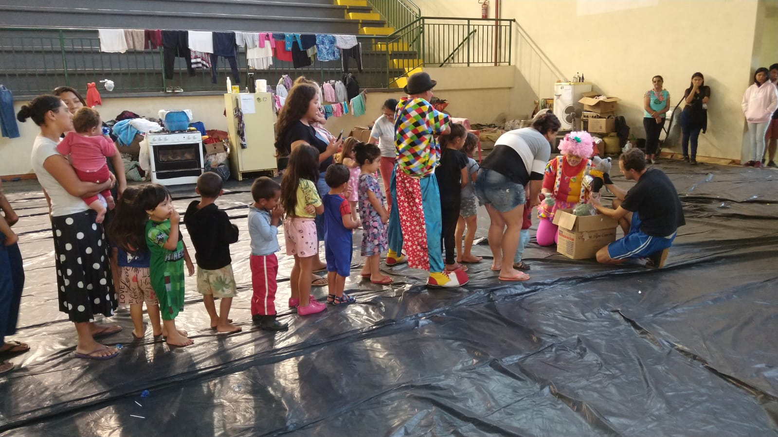 circo-social-realiza-apresentacoes-para-familias-desabrigadas-pelas-enchentes-19