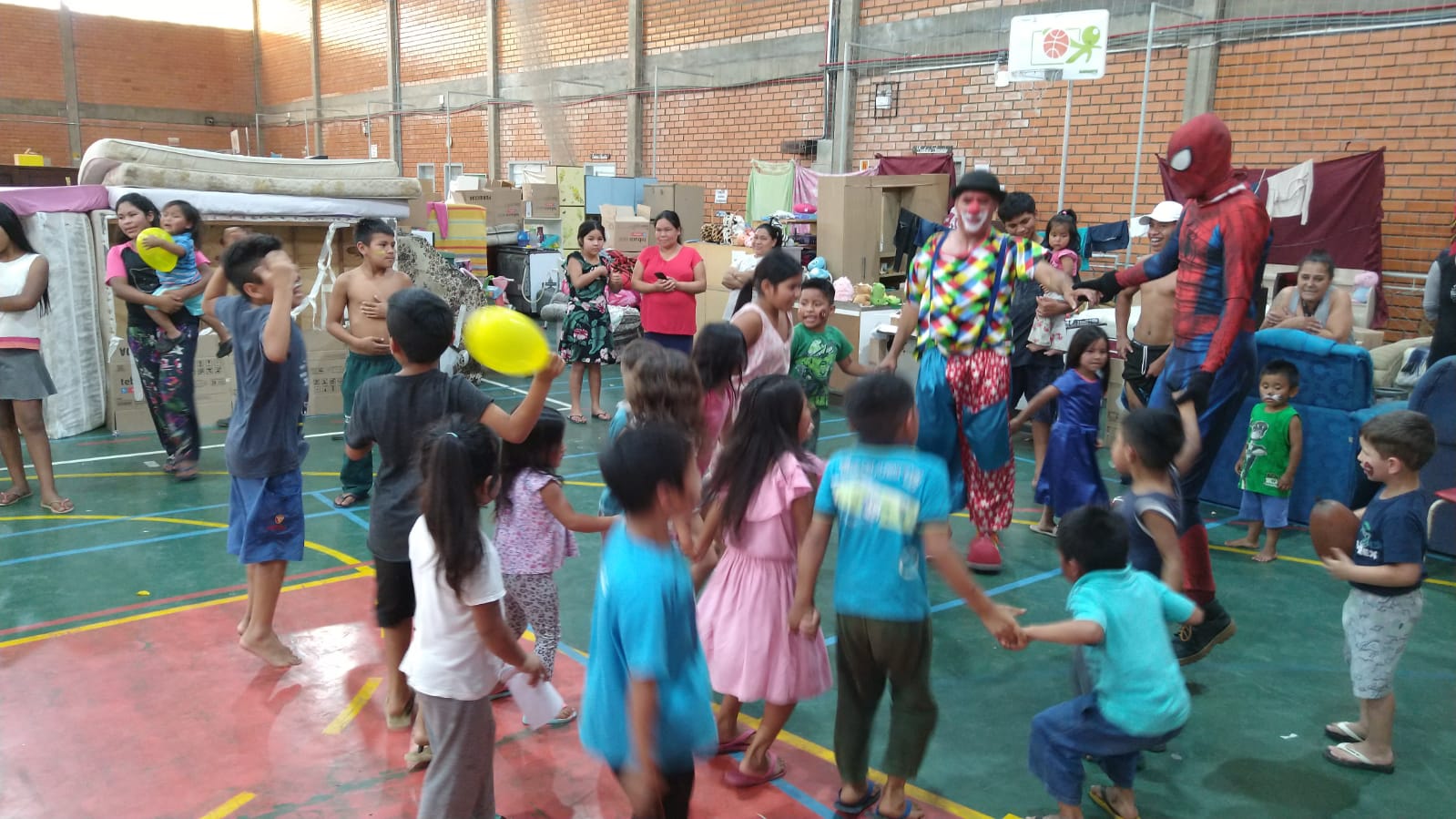 circo-social-realiza-apresentacoes-para-familias-desabrigadas-pelas-enchentes-2