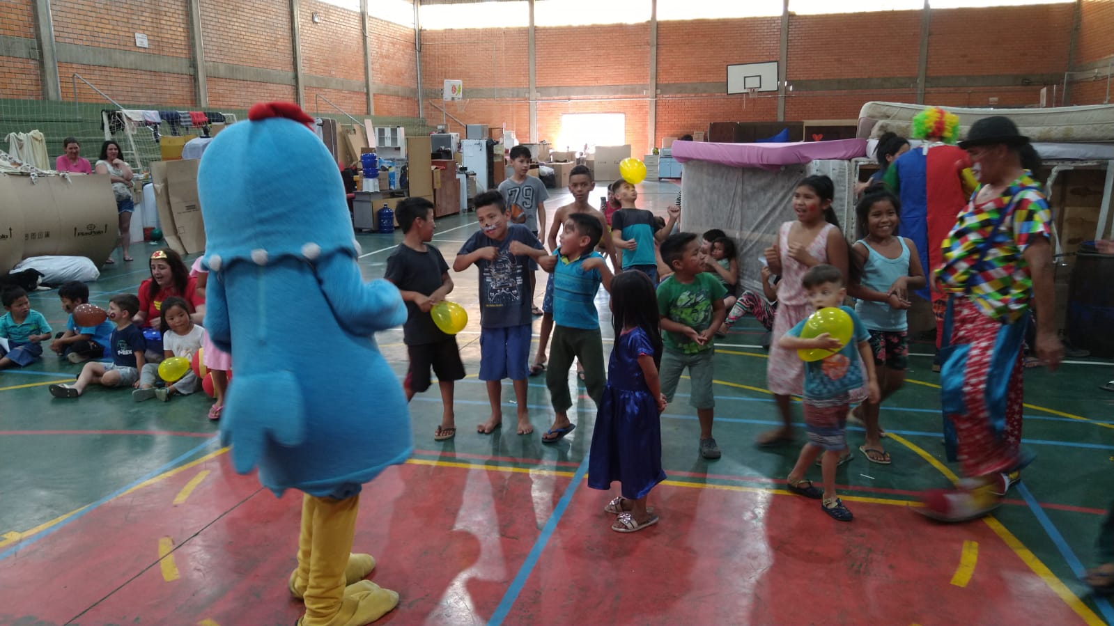 circo-social-realiza-apresentacoes-para-familias-desabrigadas-pelas-enchentes-5