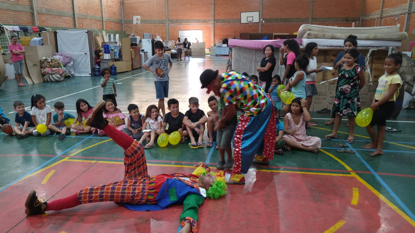 circo-social-realiza-apresentacoes-para-familias-desabrigadas-pelas-enchentes-6