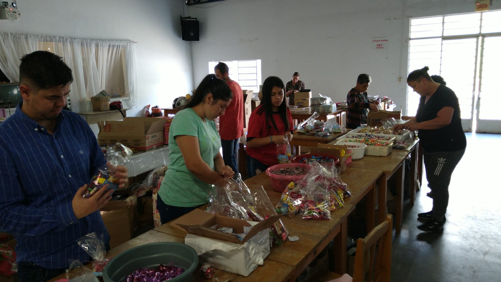 voluntarios-do-circo-social-fazem-a-montagem-dos-pacotinhos-para-o-dia-das-criancas-3