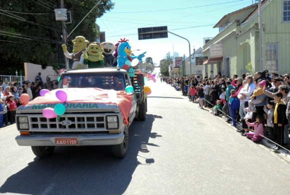 Circo Social participa do desfile de 7 de Setembro em Rio Negro