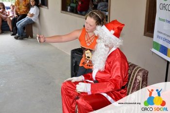 circo-social-entrega-brinquedos-na-localidade-de-queimados-26