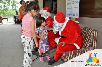 circo-social-entrega-brinquedos-na-localidade-de-queimados-27