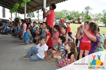 circo-social-entrega-brinquedos-na-localidade-de-queimados-3