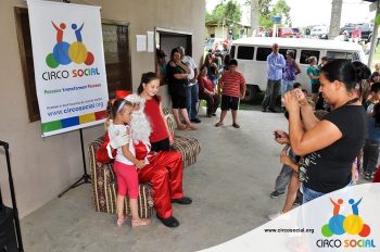 circo-social-entrega-brinquedos-na-localidade-de-queimados-30