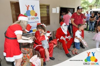 circo-social-entrega-brinquedos-na-localidade-de-queimados-39