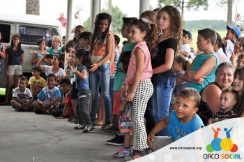 circo-social-entrega-brinquedos-na-localidade-de-queimados-4