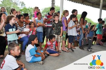 circo-social-entrega-brinquedos-na-localidade-de-queimados-5