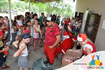 circo-social-entrega-brinquedos-na-localidade-de-queimados-64