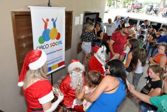 Circo Social realiza entrega de brinquedos no interior de Rio Negro Circo Social realiza entrega de brinquedos no interior de Rio Negro