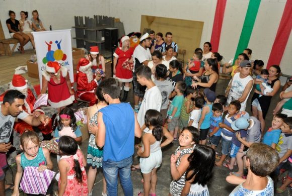 Circo Social realiza entrega de presentes em comunidades de Rio Negro e Mafra Circo Social realiza entrega de presentes em comunidades de Rio Negro e Mafra