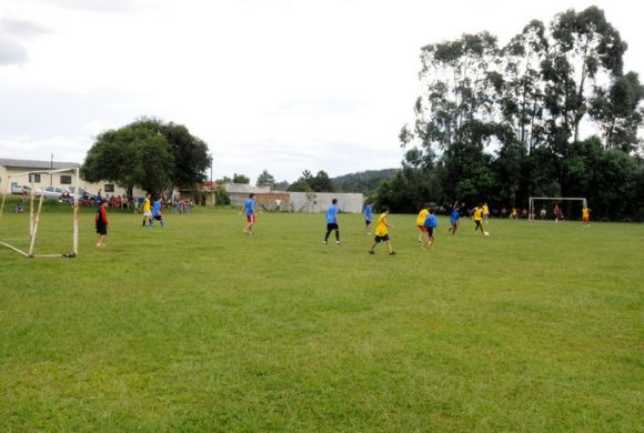 Categorias da escolinha de futebol UFC Circo Social participam de amistosos