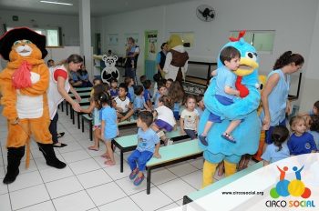 creche-anjo-da-guarda-recebe-a-visita-do-circo-social-35