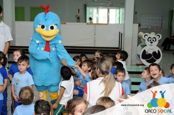 creche-anjo-da-guarda-recebe-a-visita-do-circo-social-43