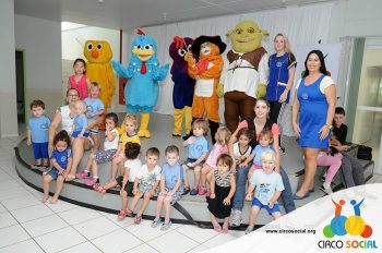 creche-anjo-da-guarda-recebe-a-visita-do-circo-social-45