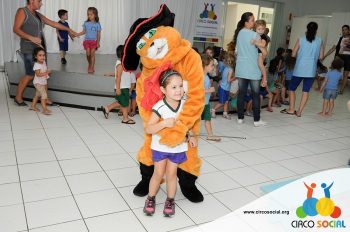 creche-anjo-da-guarda-recebe-a-visita-do-circo-social-48