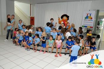 creche-anjo-da-guarda-recebe-a-visita-do-circo-social-49