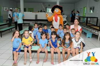 creche-anjo-da-guarda-recebe-a-visita-do-circo-social-51