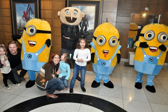 Minions e Gru no Cineplus Emacite no filme Meu Malvado Favorito 3