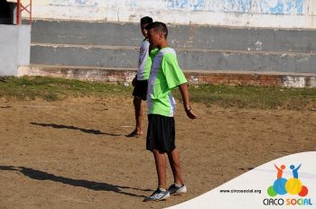 escolinha-de-futebol-ufc-realiza-amistoso-no-bairro-bom-jesus-27