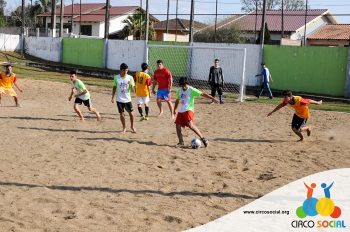 escolinha-de-futebol-ufc-realiza-amistoso-no-bairro-bom-jesus-31