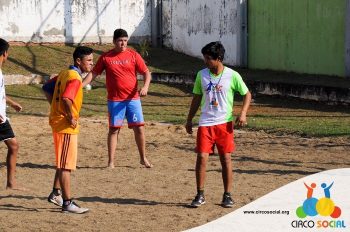 escolinha-de-futebol-ufc-realiza-amistoso-no-bairro-bom-jesus-41