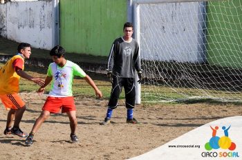 escolinha-de-futebol-ufc-realiza-amistoso-no-bairro-bom-jesus-42