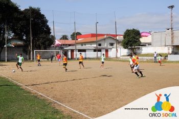 escolinha-de-futebol-ufc-realiza-amistoso-no-bairro-bom-jesus-8