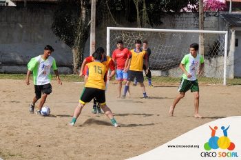 escolinha-de-futebol-ufc-realiza-amistoso-no-bairro-bom-jesus-9