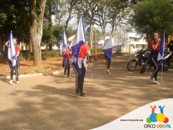 circo-social-participa-da-caminhada-a-favor-da-luta-antimanicomial-em-rio-negro-13