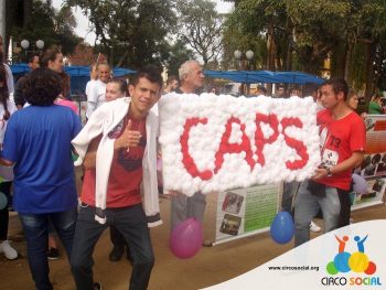 circo-social-participa-da-caminhada-a-favor-da-luta-antimanicomial-em-rio-negro-20