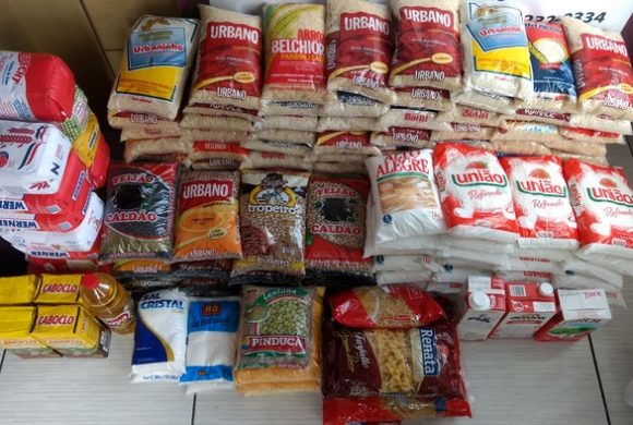 Circo Social distribui alimentos arrecadados no show de stand-up no Cineplus Emacite Circo Social distribui alimentos arrecadados no show de stand-up no Cineplus Emacite
