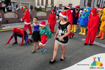 circo-social-no-desfile-natalino-de-rio-negro-16