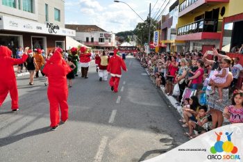 circo-social-no-desfile-natalino-de-rio-negro-23