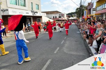 circo-social-no-desfile-natalino-de-rio-negro-24