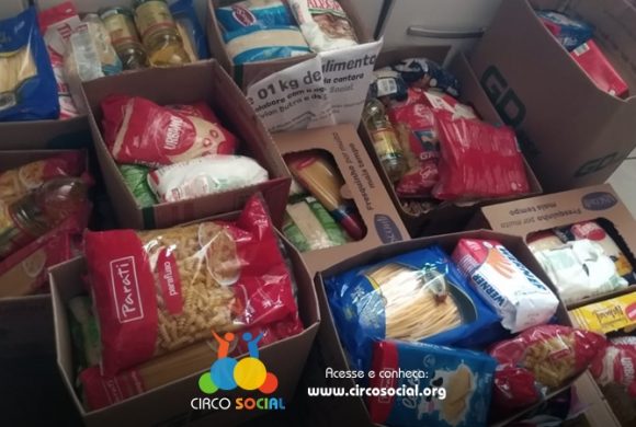 Doe alimentos para famílias carentes de Rio Negro e Mafra
