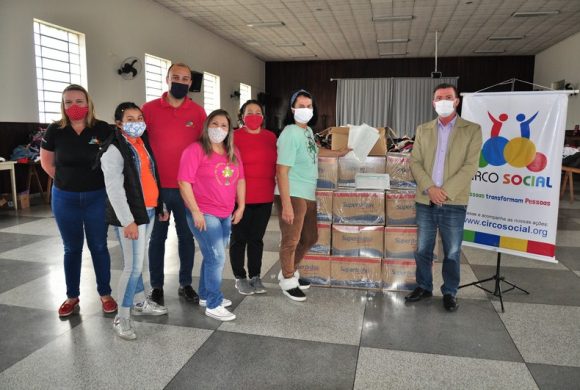 Circo Social entregou cestas básicas e máscaras para 130 famílias de Riomafra
