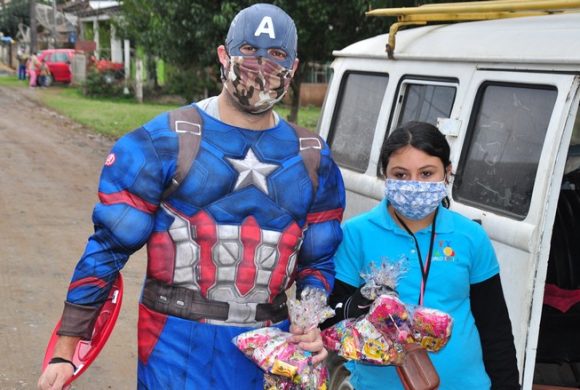 Circo Social distribui kits com doces para as crianças