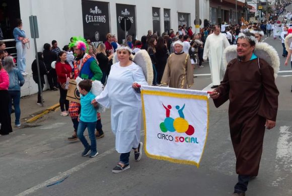 Circo Social apresentou o tema Anjos durante o Desfile de 7 de setembro deste ano