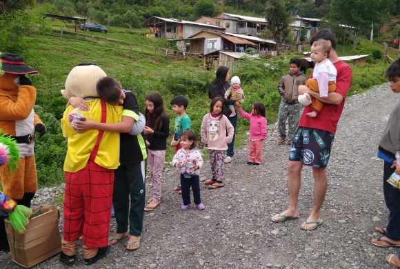 Circo Social entregou mais de 2 mil kits com doces na Semana das Crianças