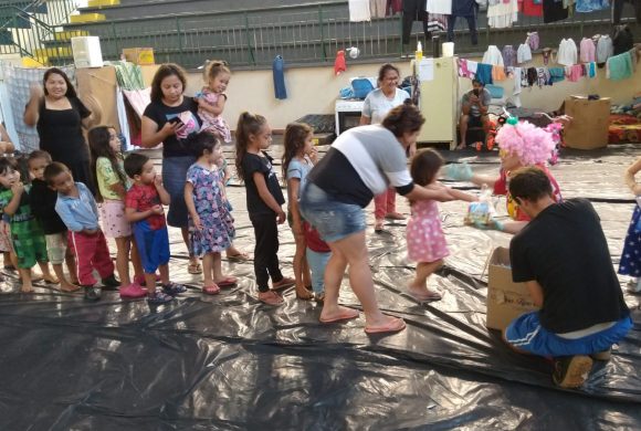 Circo Social realiza apresentações para famílias desabrigadas pelas enchentes