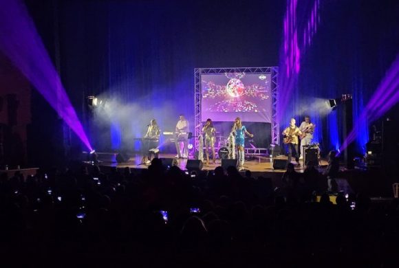 Espetáculo Elvis & ABBA arrecada alimentos para famílias de Rio Negro e Mafra Espetáculo Elvis & ABBA arrecada alimentos para famílias de Rio Negro e Mafra