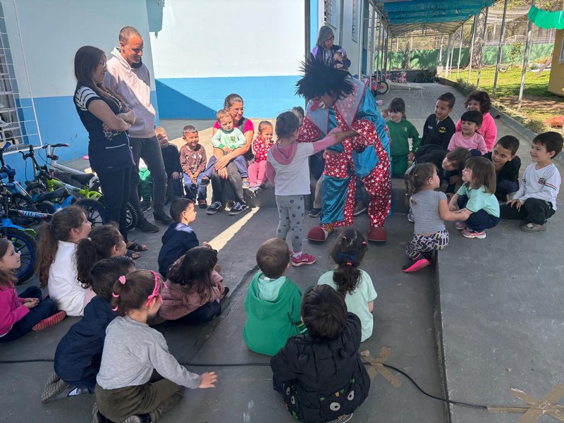 associacao-vista-alegre-e-circo-social-realiza-solenidade-com-entrega-de-livros-premiacoes-e-homenagem-postuma-em-mafra-2