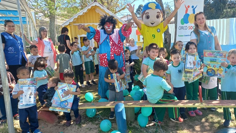associacao-vista-alegre-e-circo-social-realiza-solenidade-com-entrega-de-livros-premiacoes-e-homenagem-postuma-em-mafra-27