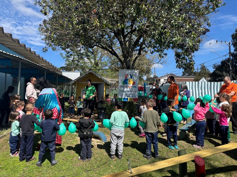 associacao-vista-alegre-e-circo-social-realiza-solenidade-com-entrega-de-livros-premiacoes-e-homenagem-postuma-em-mafra-3