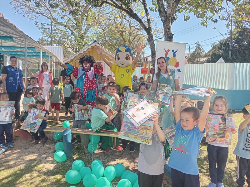 associacao-vista-alegre-e-circo-social-realiza-solenidade-com-entrega-de-livros-premiacoes-e-homenagem-postuma-em-mafra-44
